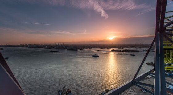码头起重机变身酒店海景房